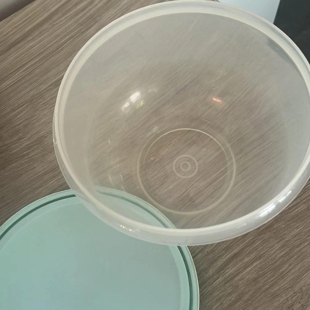 Vintage Tupperware Crisp-It Lettuce keeper. Still in Excellent condition